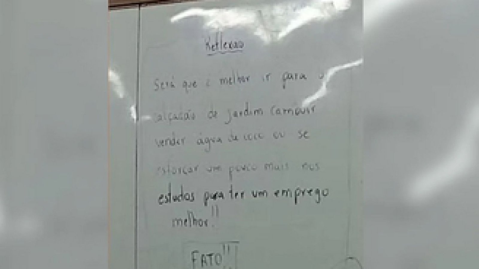 Demissão de professor gera polêmica após expor aluno que vende água de coco para ajudar a família