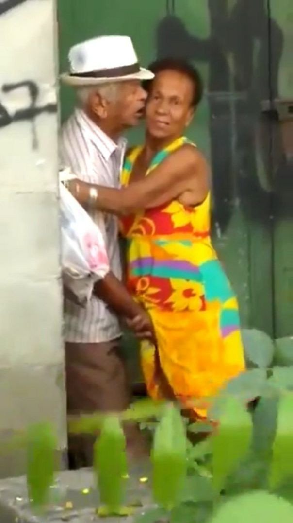 Podia ser a gente, mas você não quer sair comigo quando uso meu chapeu.