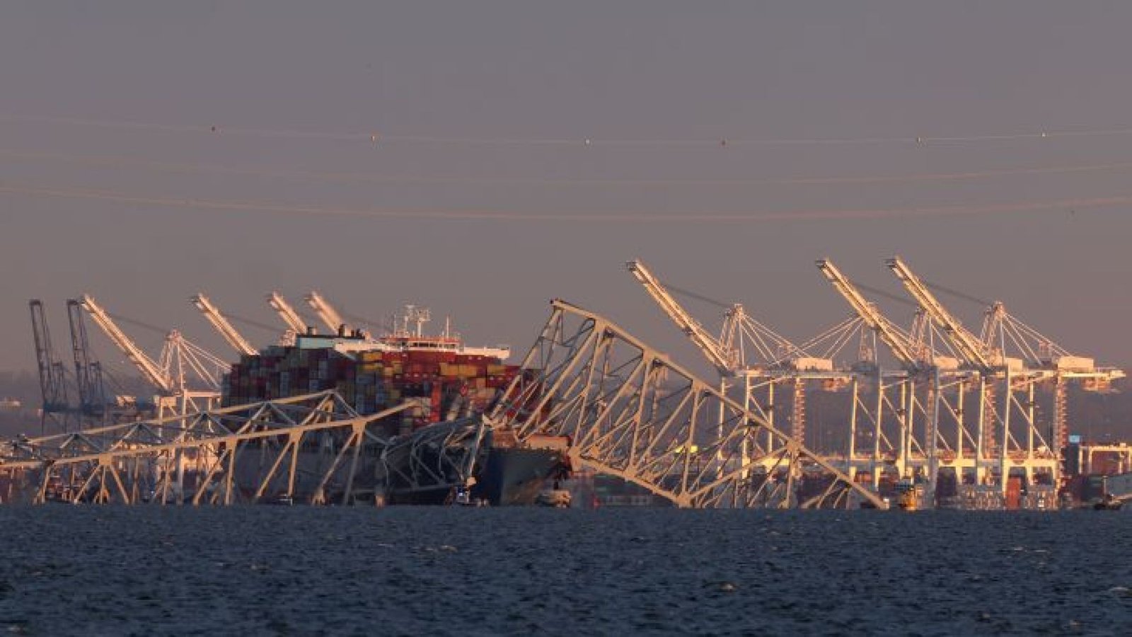 Navio emitiu alerta e lançou Âncora antes de colidir com ponte