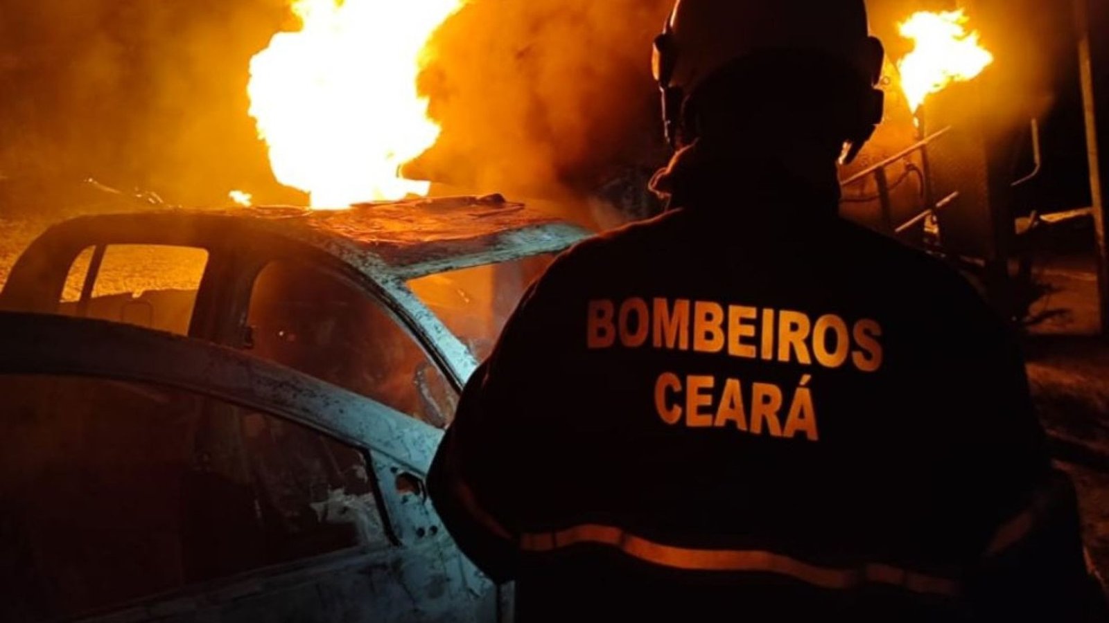 Colisão entre caminhão tanque e caminhonete causa explosão em Cascavel no Ceará