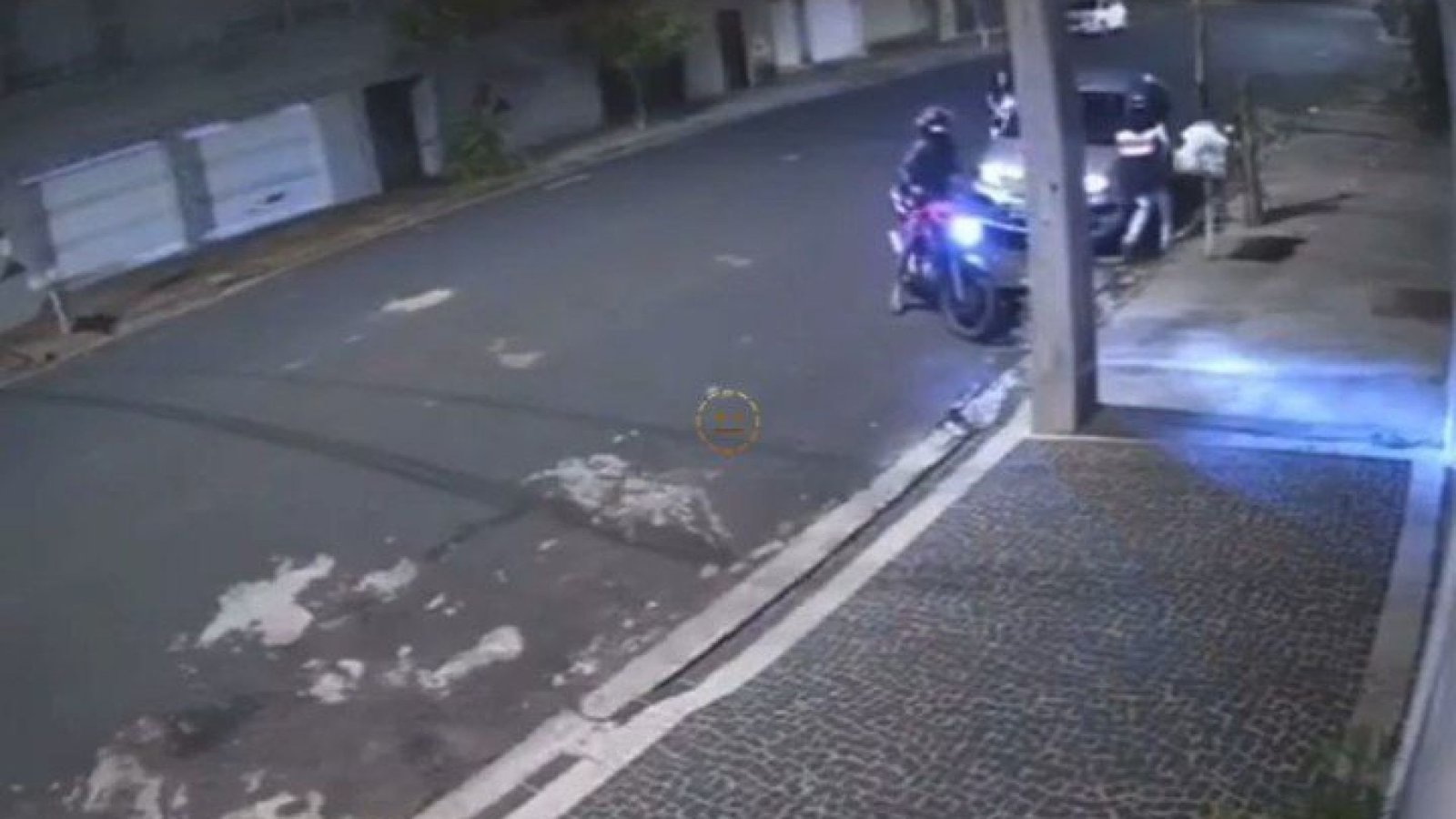 Casal dá uma surra em bandidos que tentam roubar carro
