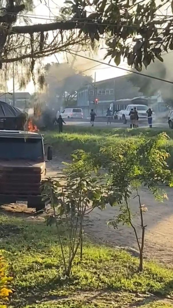 Homem pula de carro em chamas no Paraná