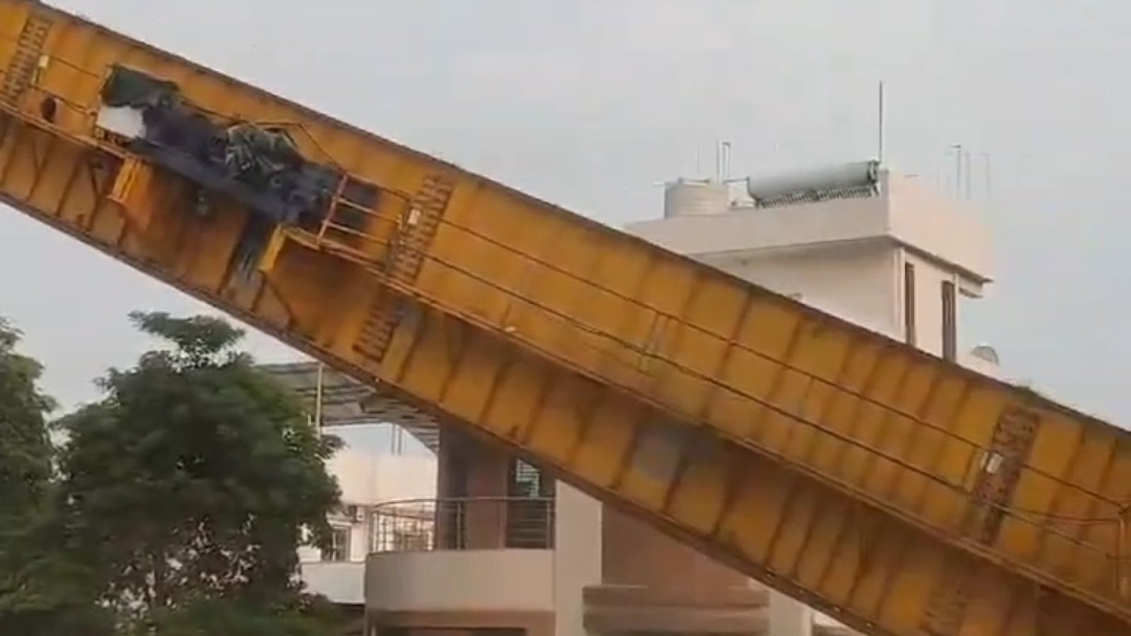 Guindaste cai durante construção de metrô na Índia