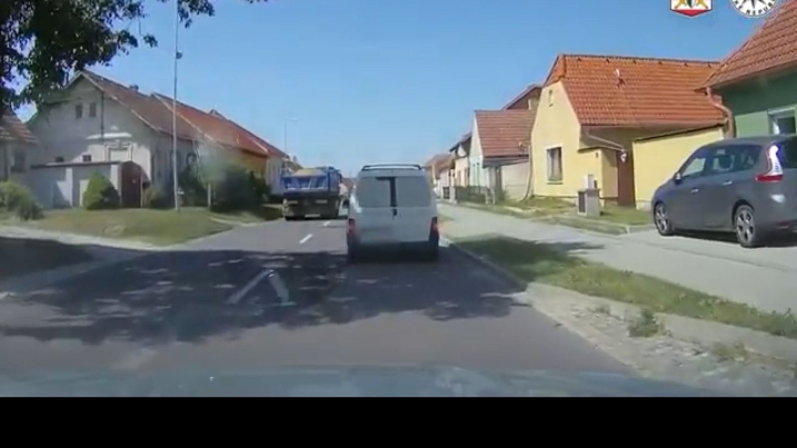 O motorista de um caminhão desmaiou devido a uma picada de abelha e bateu na piscina