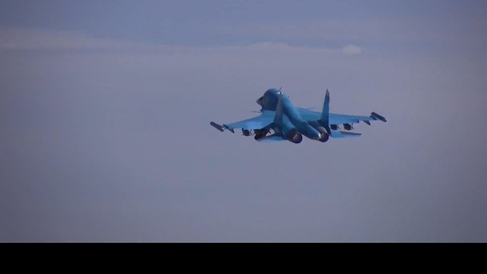 Su-34 russo bombardeia militares e blindados ucranianos nas fronteiras da região russa de Kursk