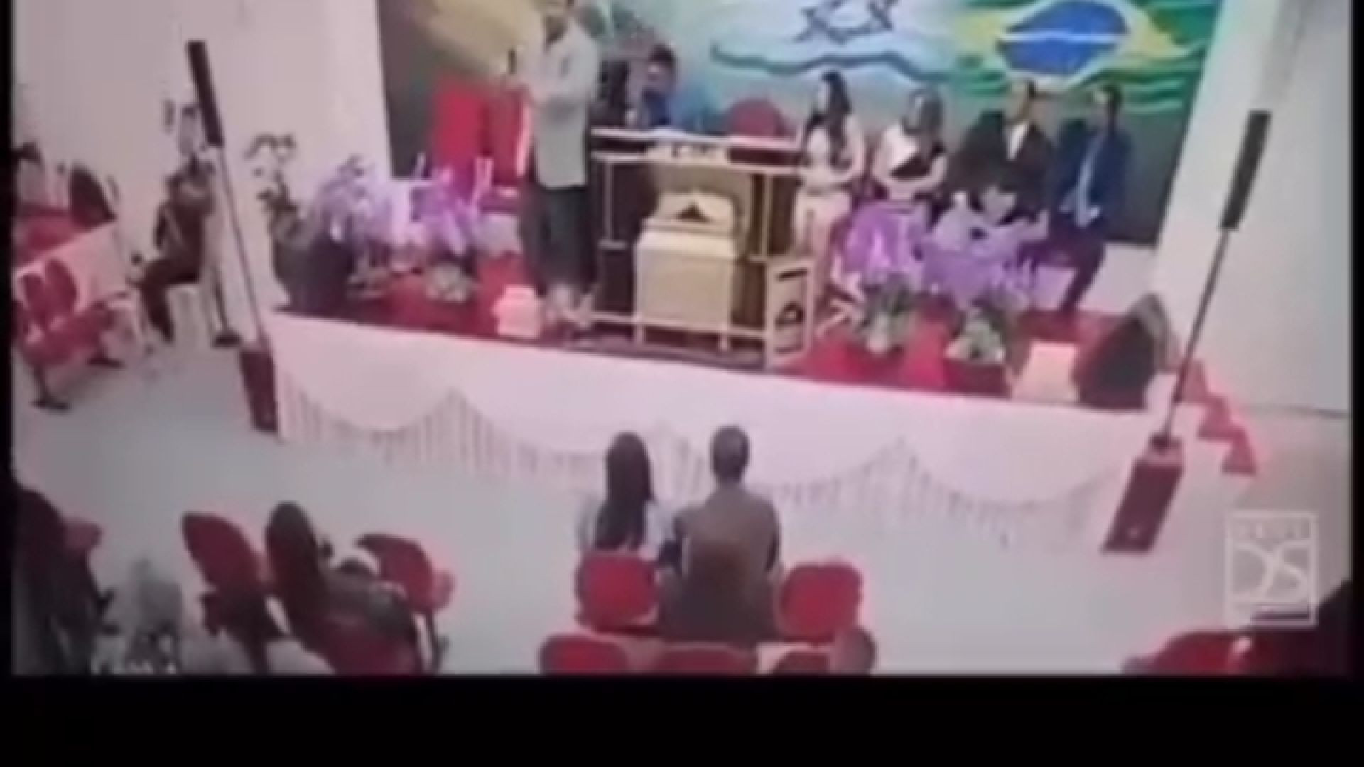 Fiel invade culto e da tiro em pastor que comia sua esposa